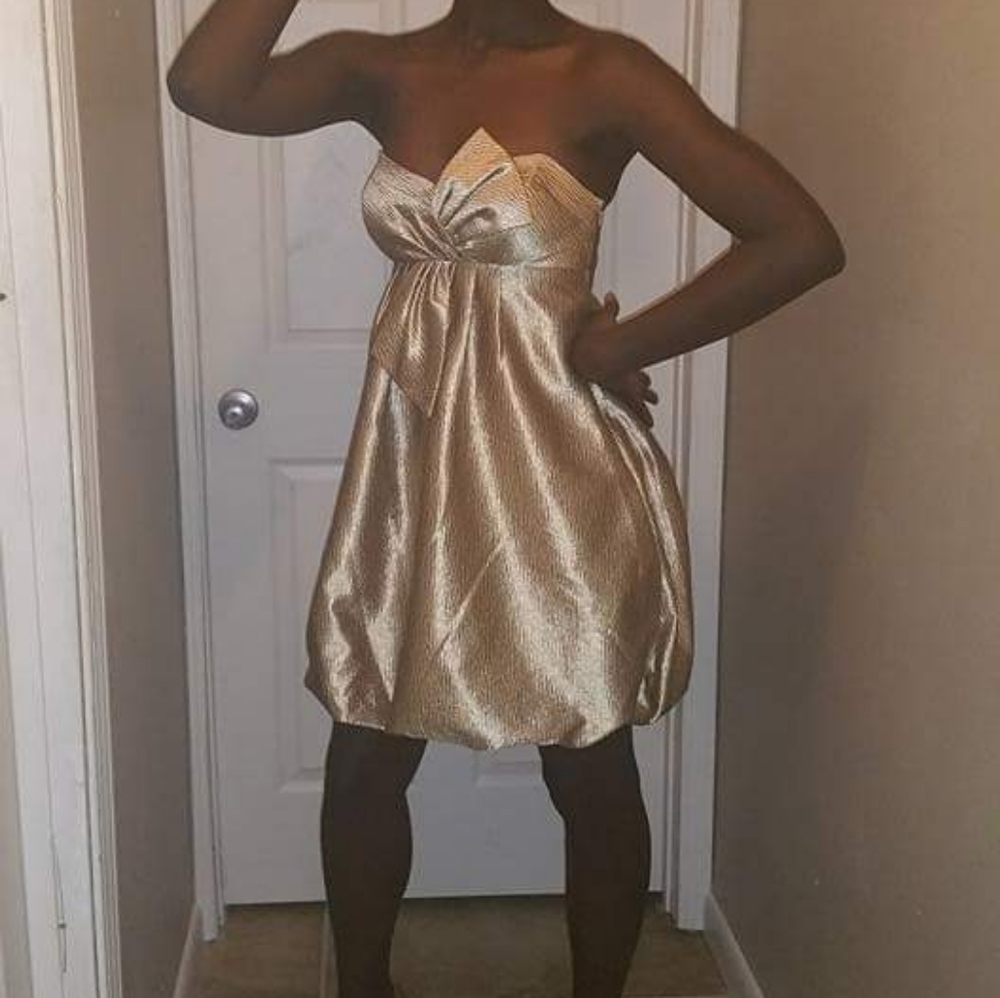 BCBG PARIS GOLD METALLIC STRALLESS DRESS